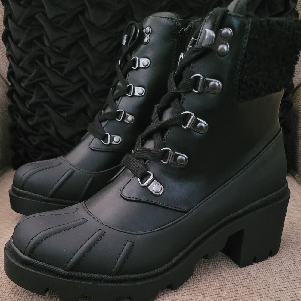 UNIVERSAL THREAD CHEYENNE BLACK HEELED DUCK BOOTS